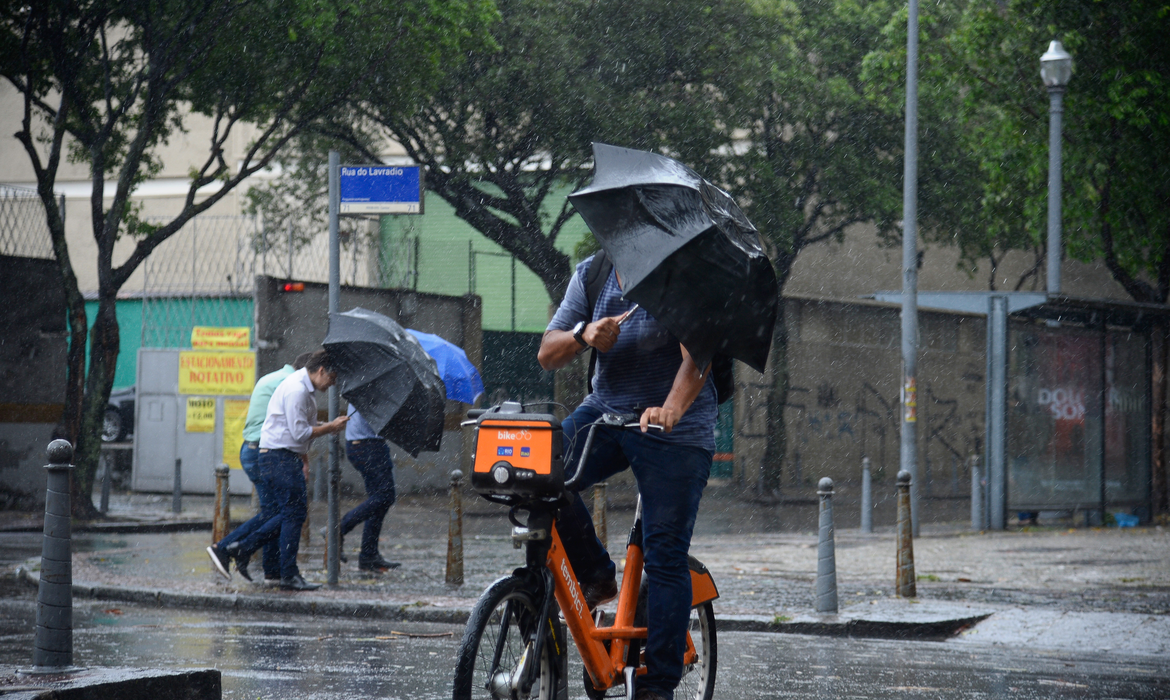 Rio De Janeiro Tem Recorde Hist Rico De Chuva Em Outubro Jornal