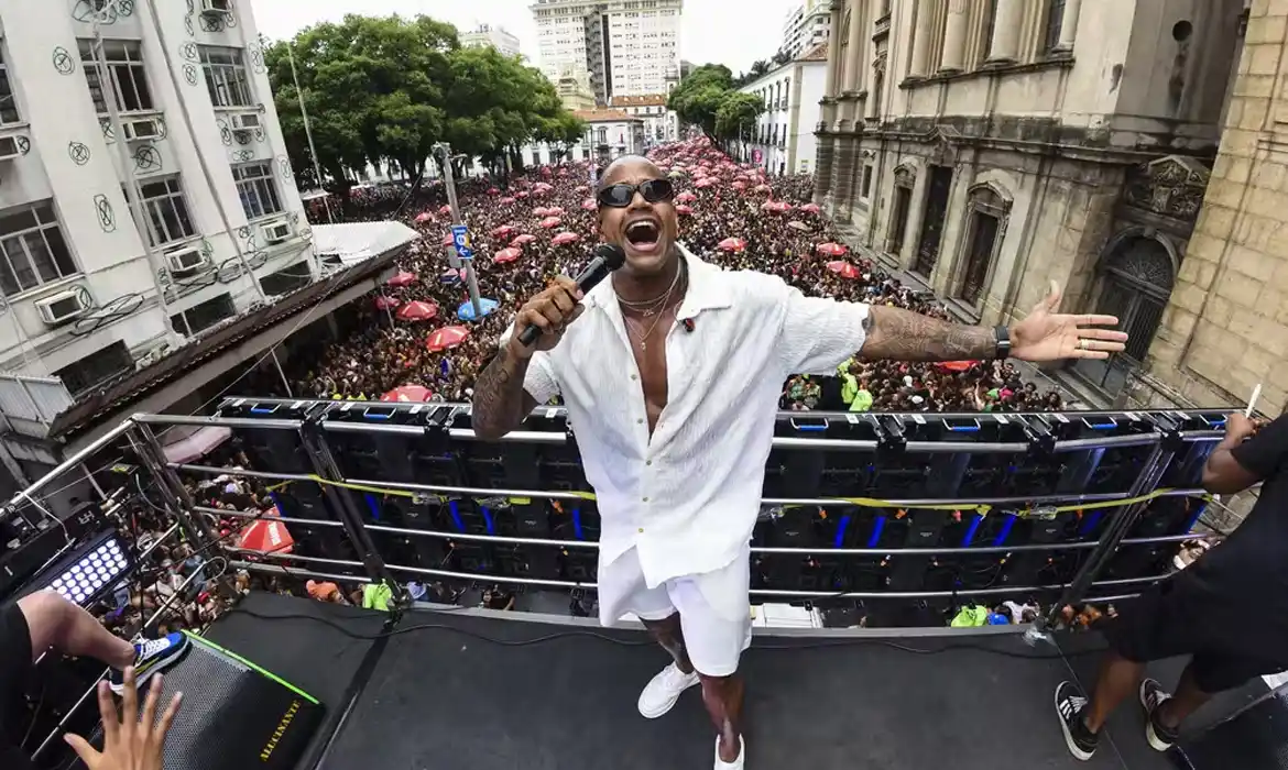 Léo Santana agita o centro do Rio seu ritmo baiano reunindo meio